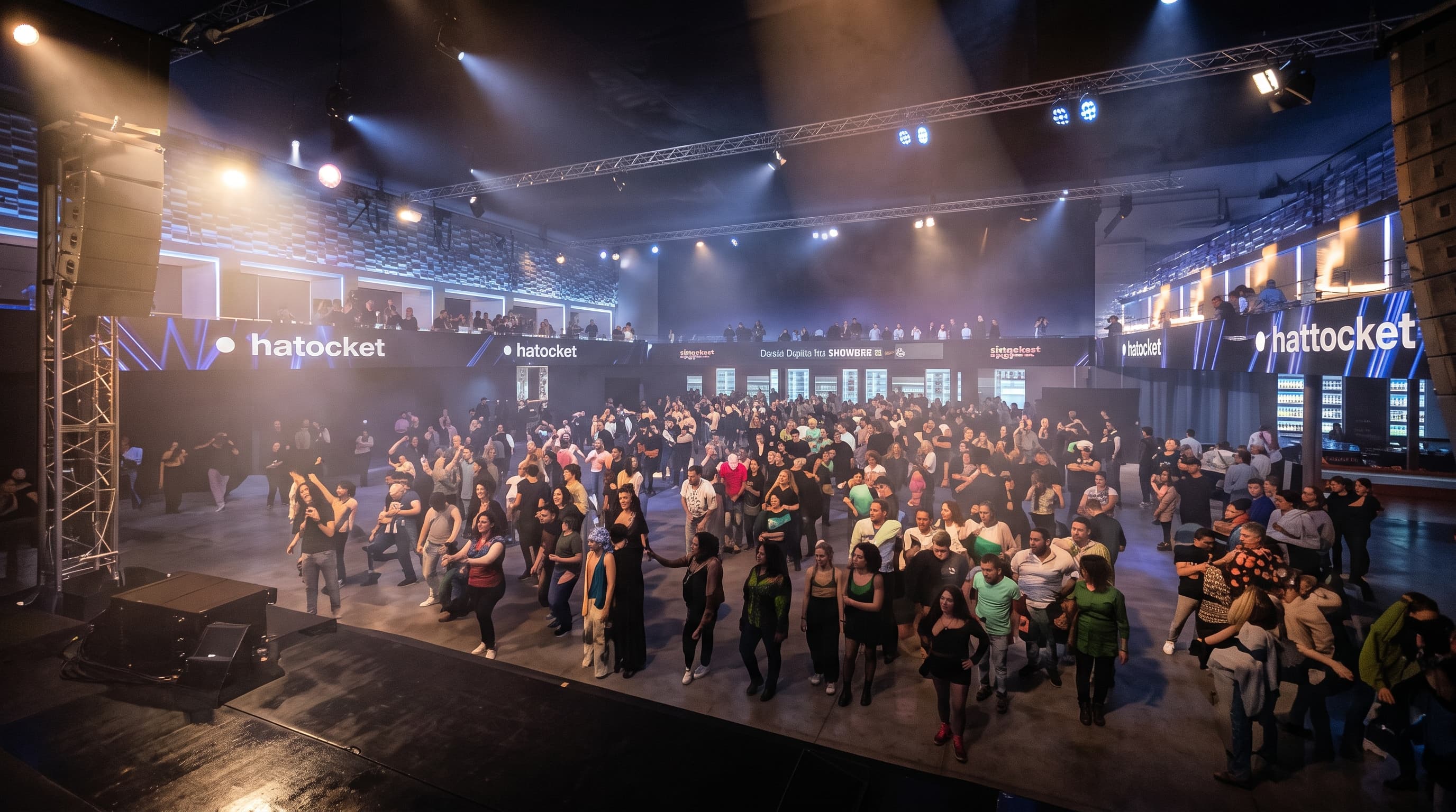Público bailando cerca del escenario durante un show